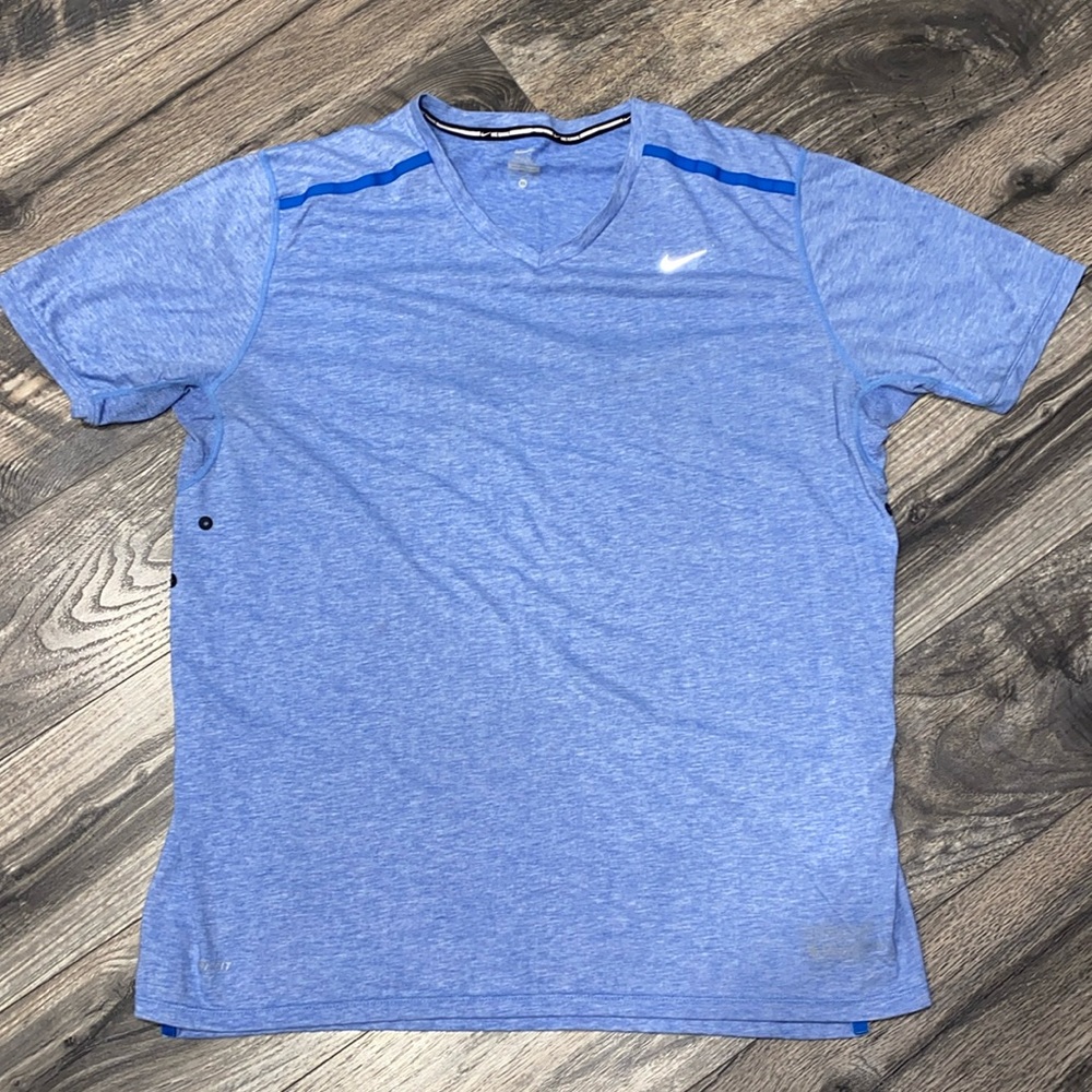 NIKE men’s dry fit shirt with zip pocket. Size XL